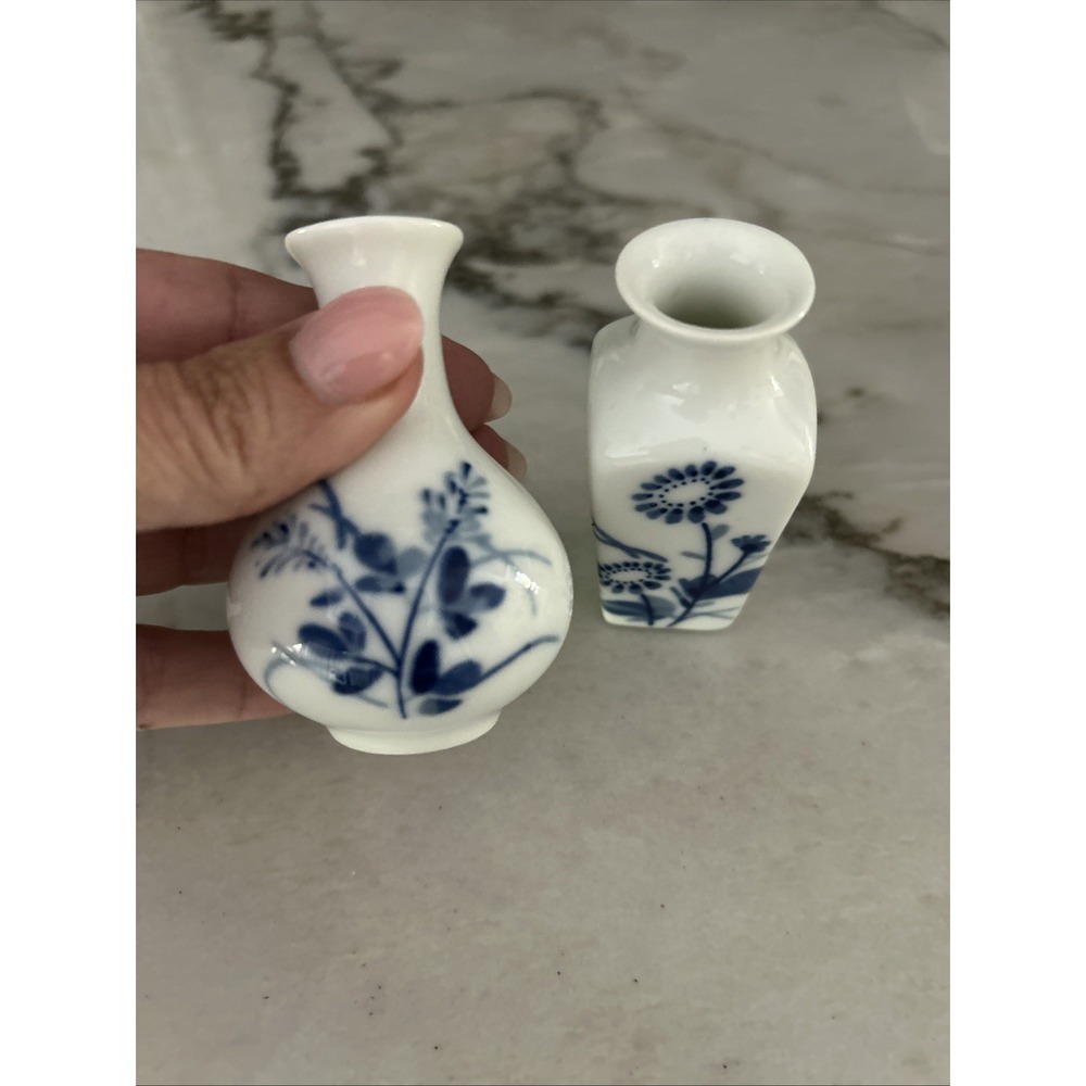 Vintage Chinese porcelain 3" miniature vases. Set of 2. - Picture 2 of 7